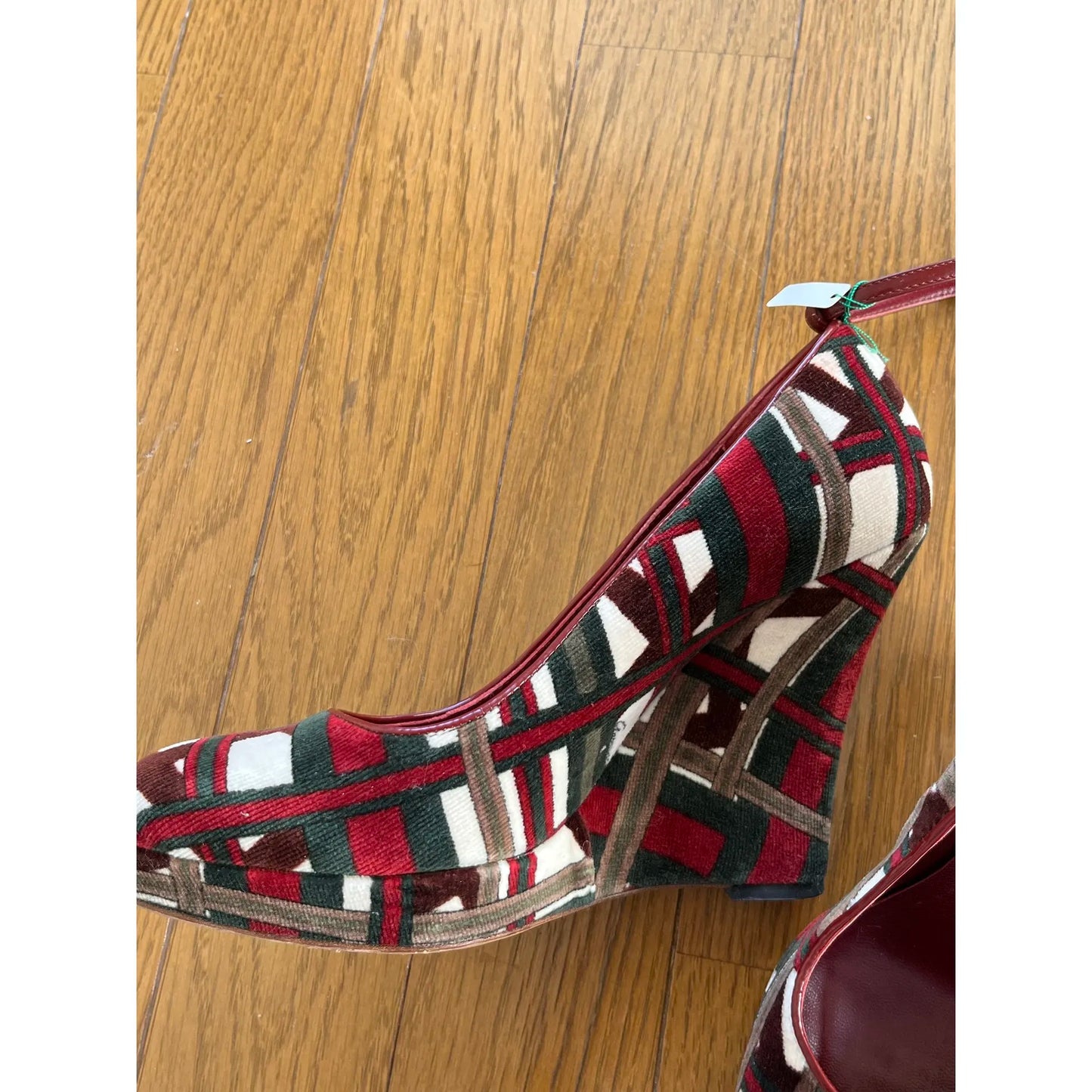 Platform pumps in red velvet