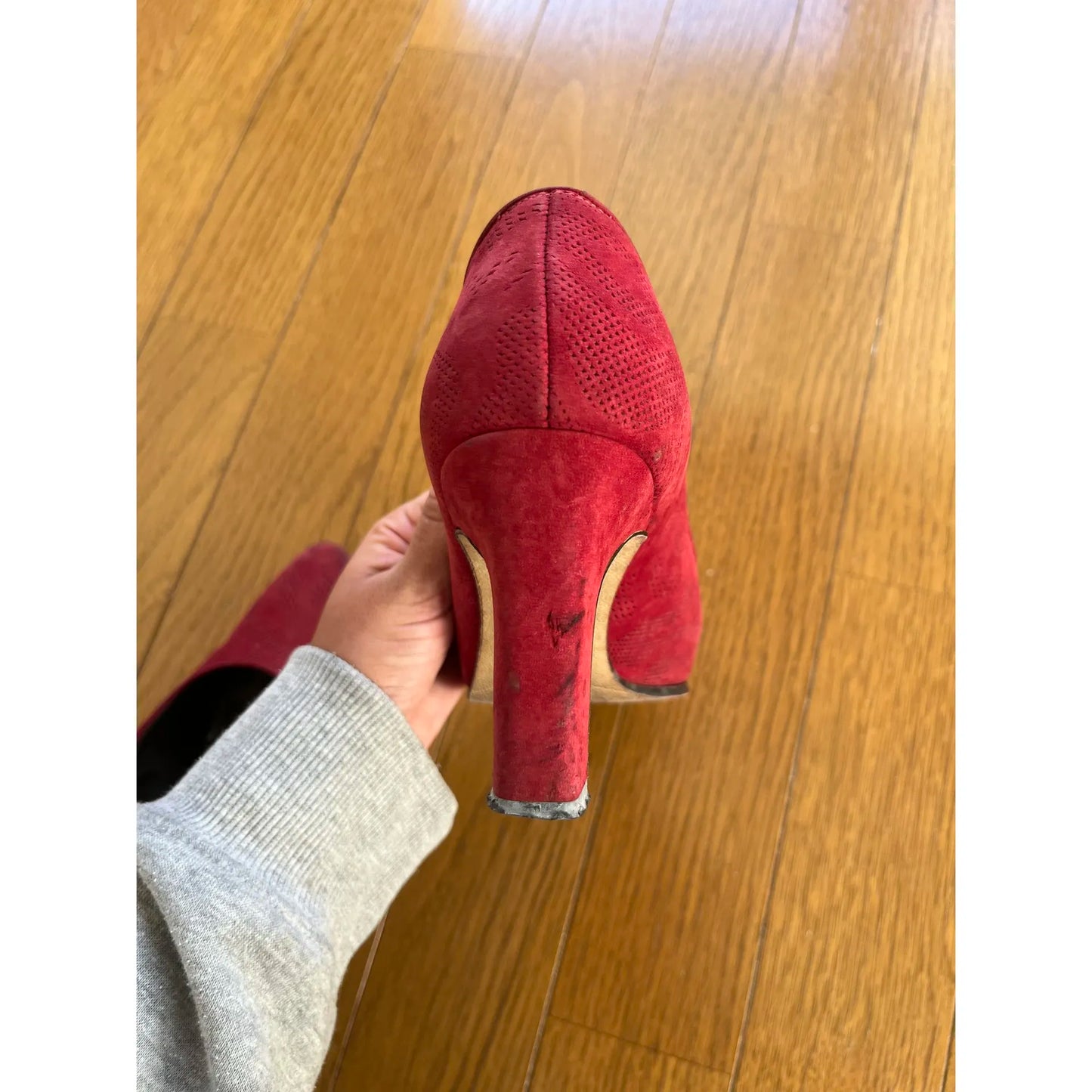 Vintage pumps in red velvet
