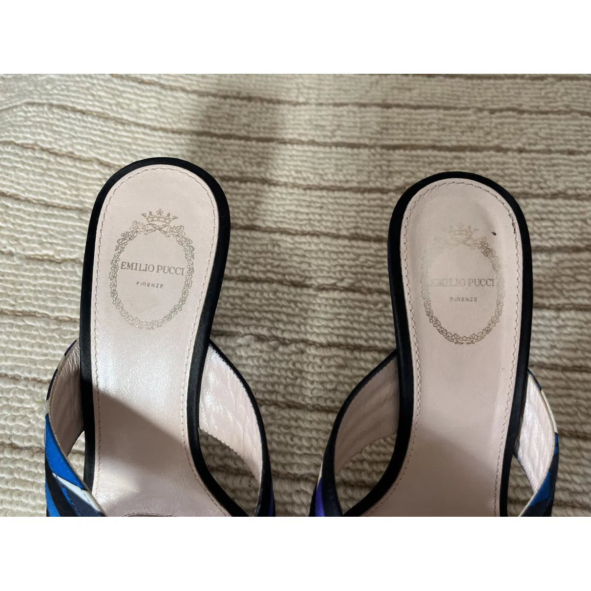 Heeled mules in printed silk
