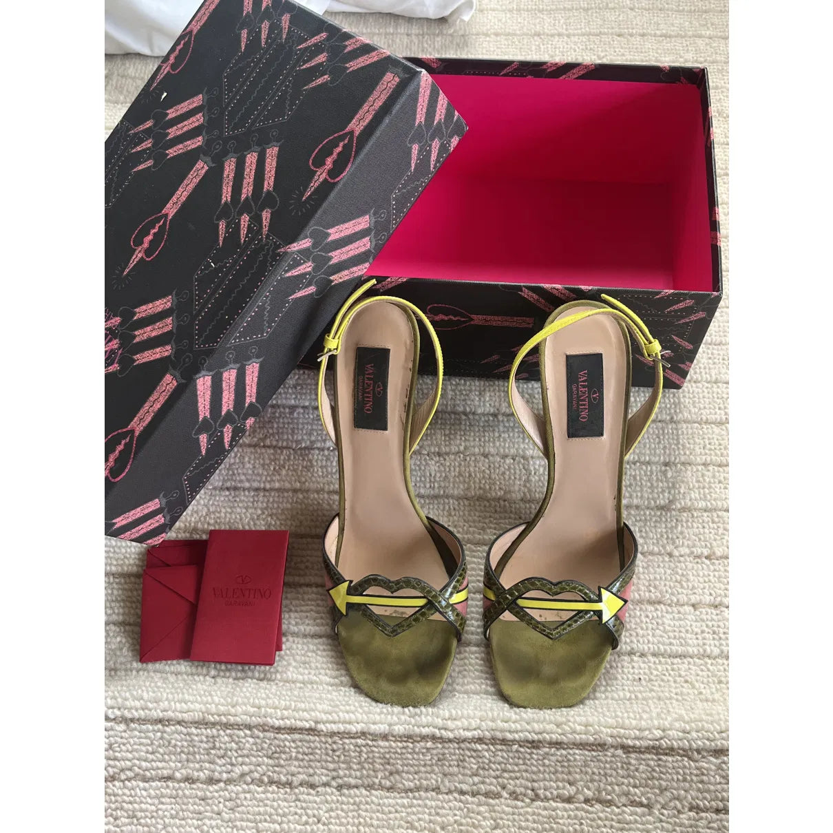 Heart pumps in pink and green