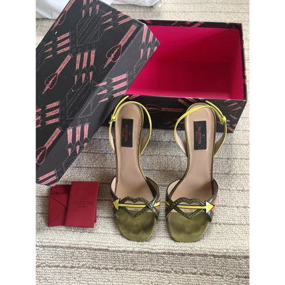 Heart pumps in pink and green