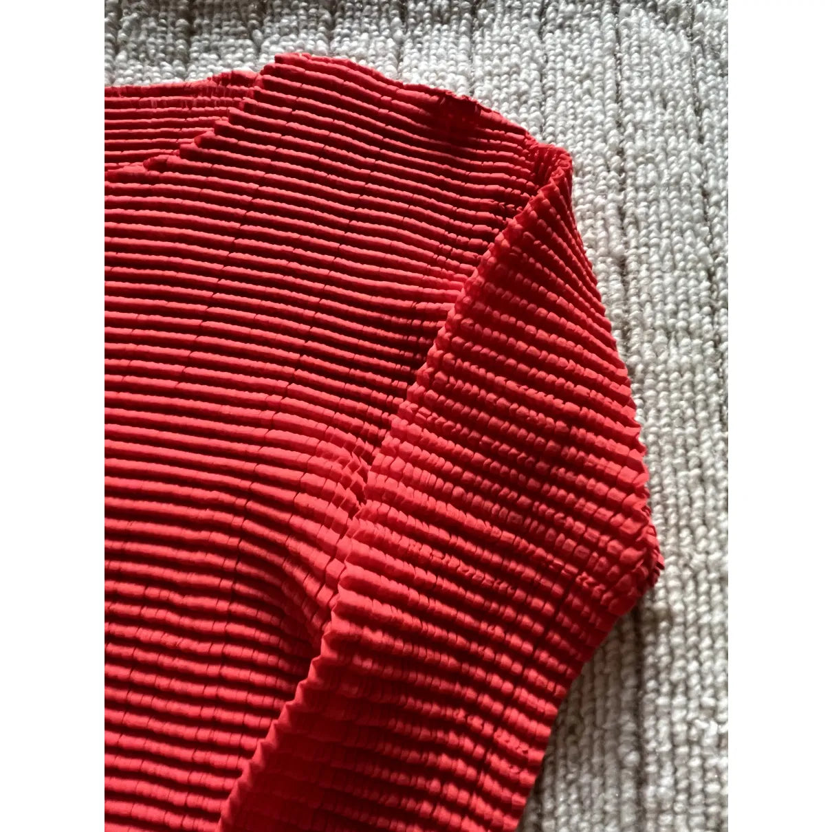 Pleated long-sleeve top in red