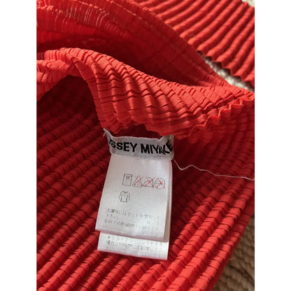 Pleated long-sleeve top in red