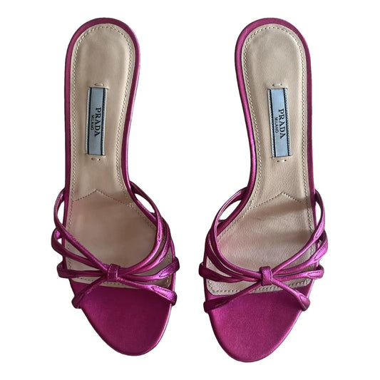 Patent mules in fuchsia