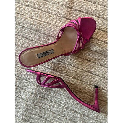 Patent mules in fuchsia