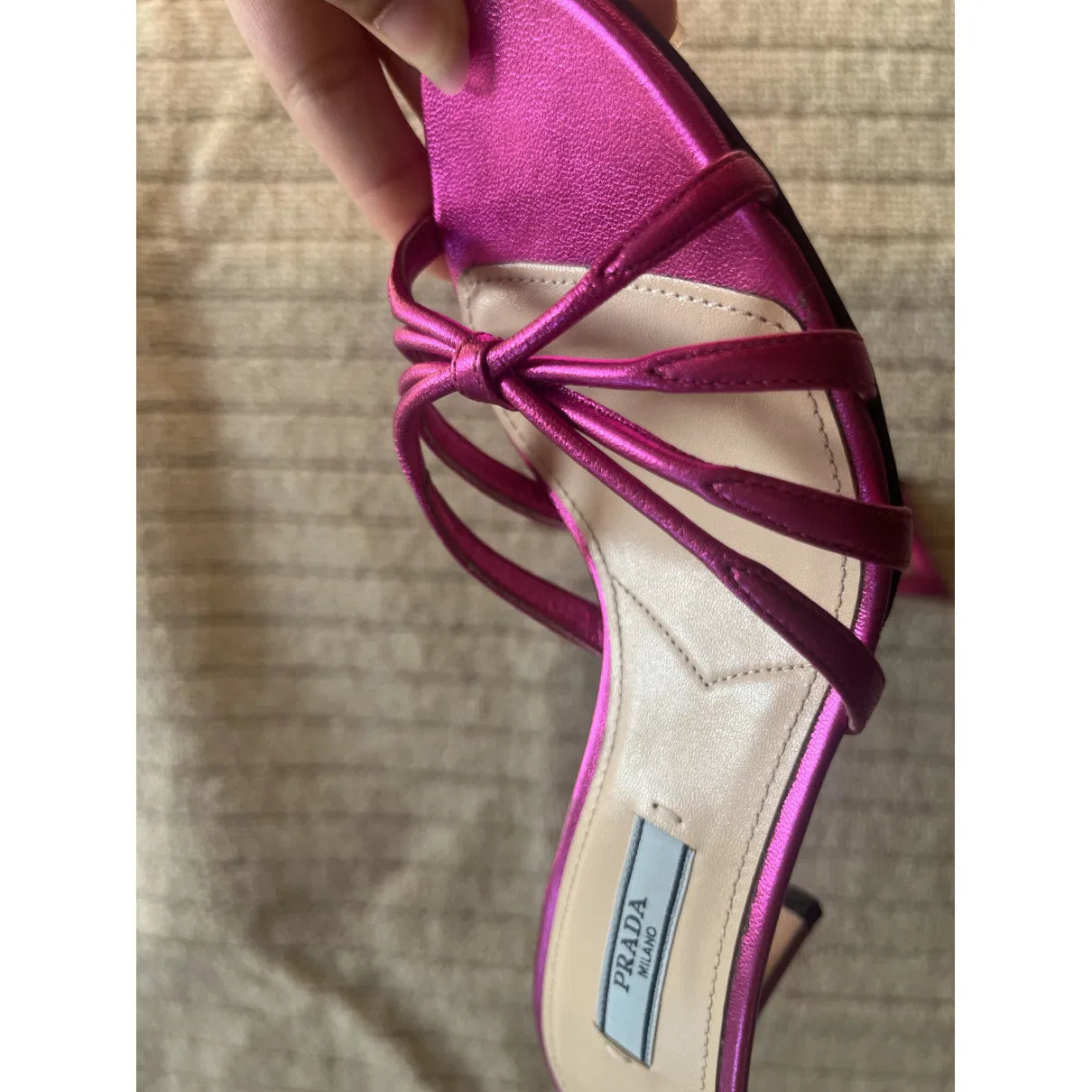 Patent mules in fuchsia