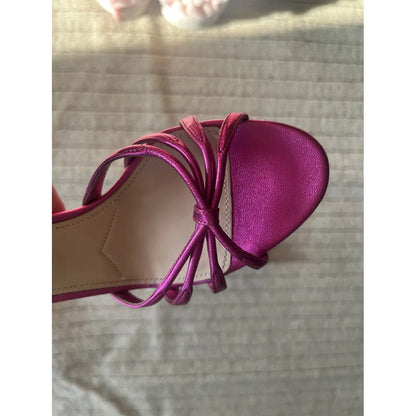 Patent mules in fuchsia