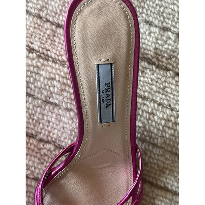 Patent mules in fuchsia