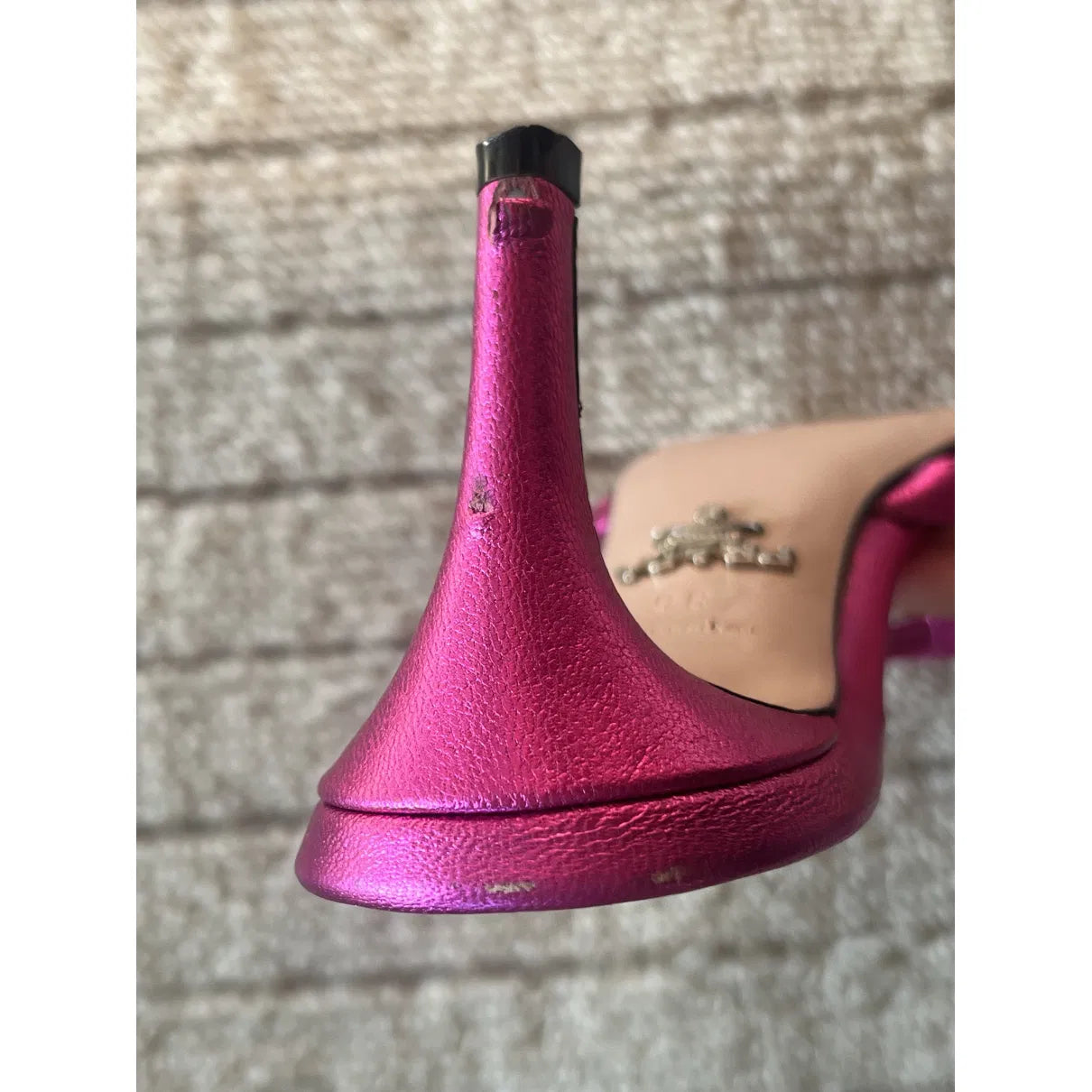 Patent mules in fuchsia