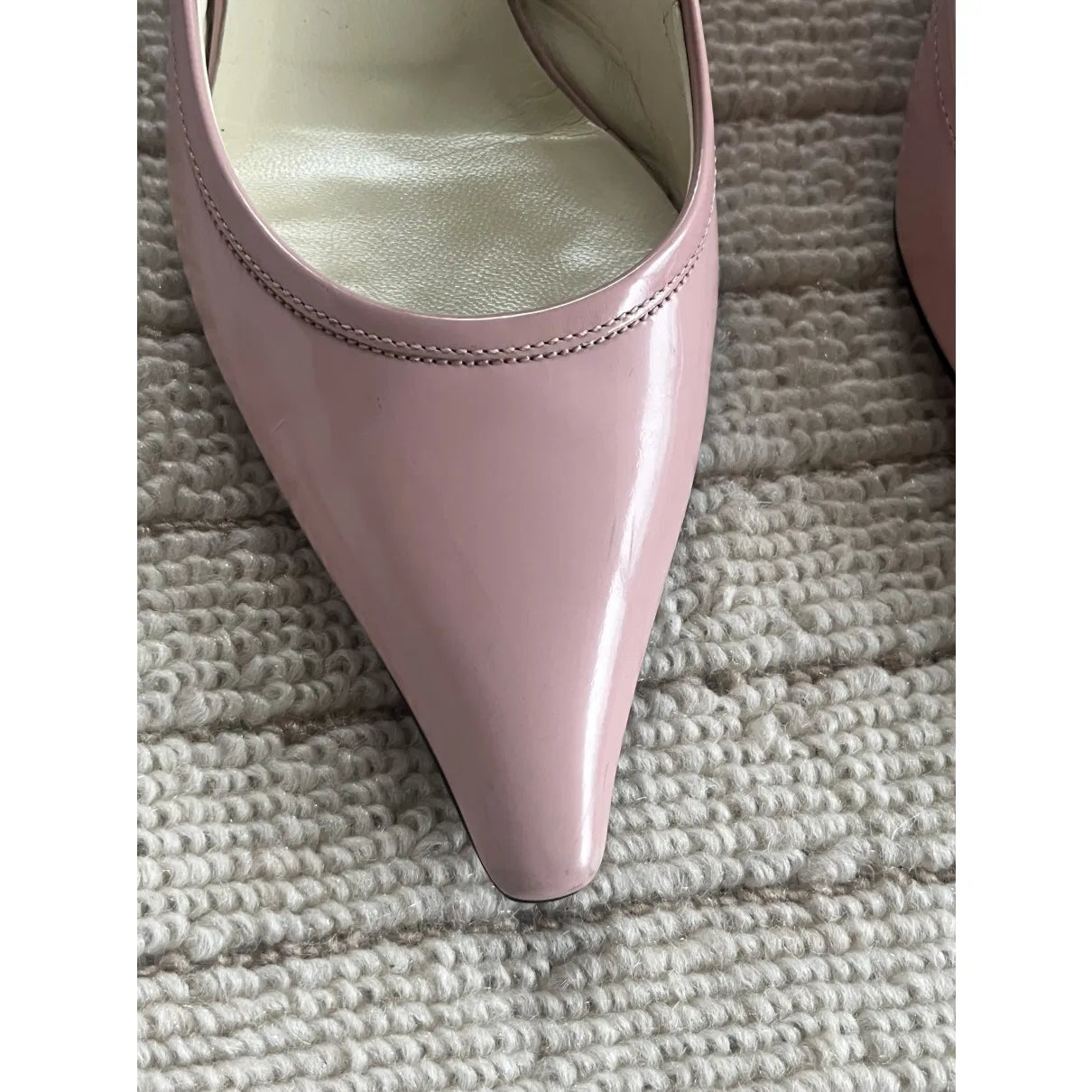 Pointed mules in baby pink