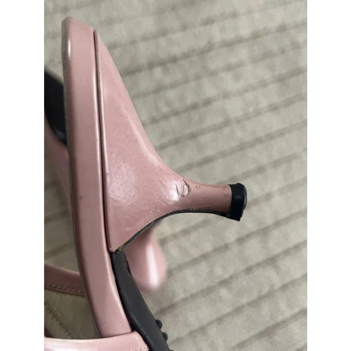 Pointed mules in baby pink