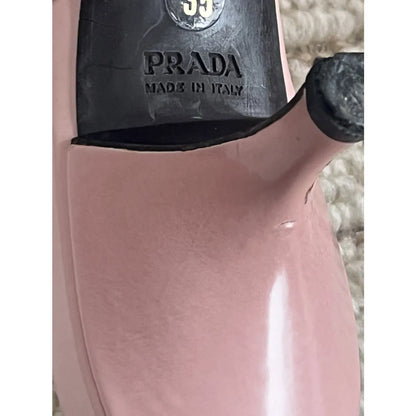Pointed mules in baby pink