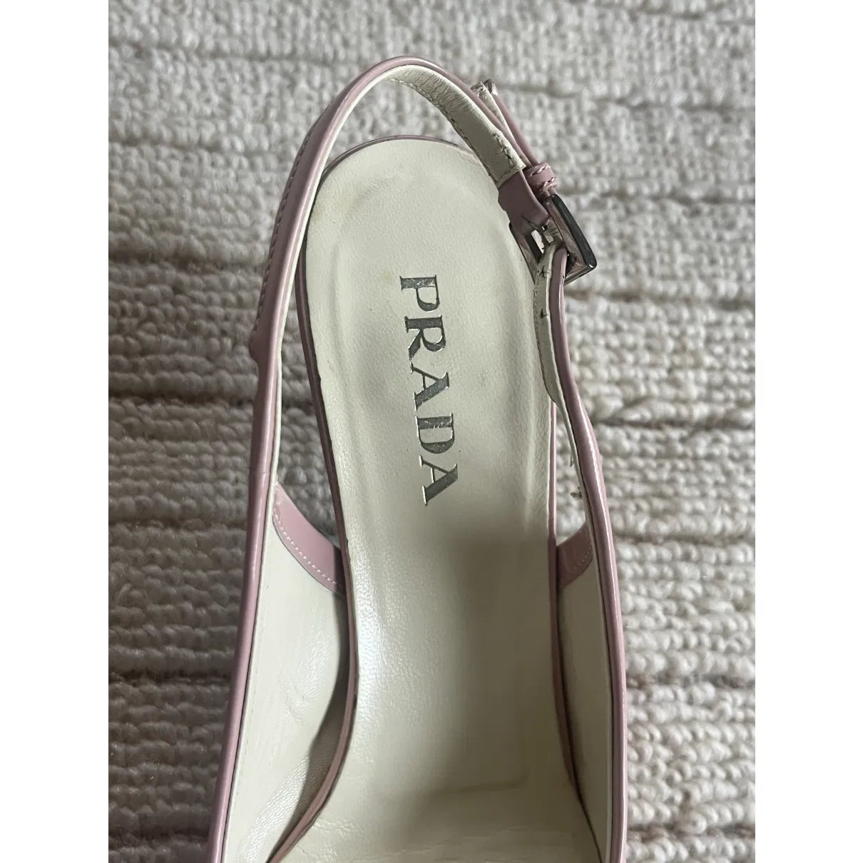 Pointed mules in baby pink