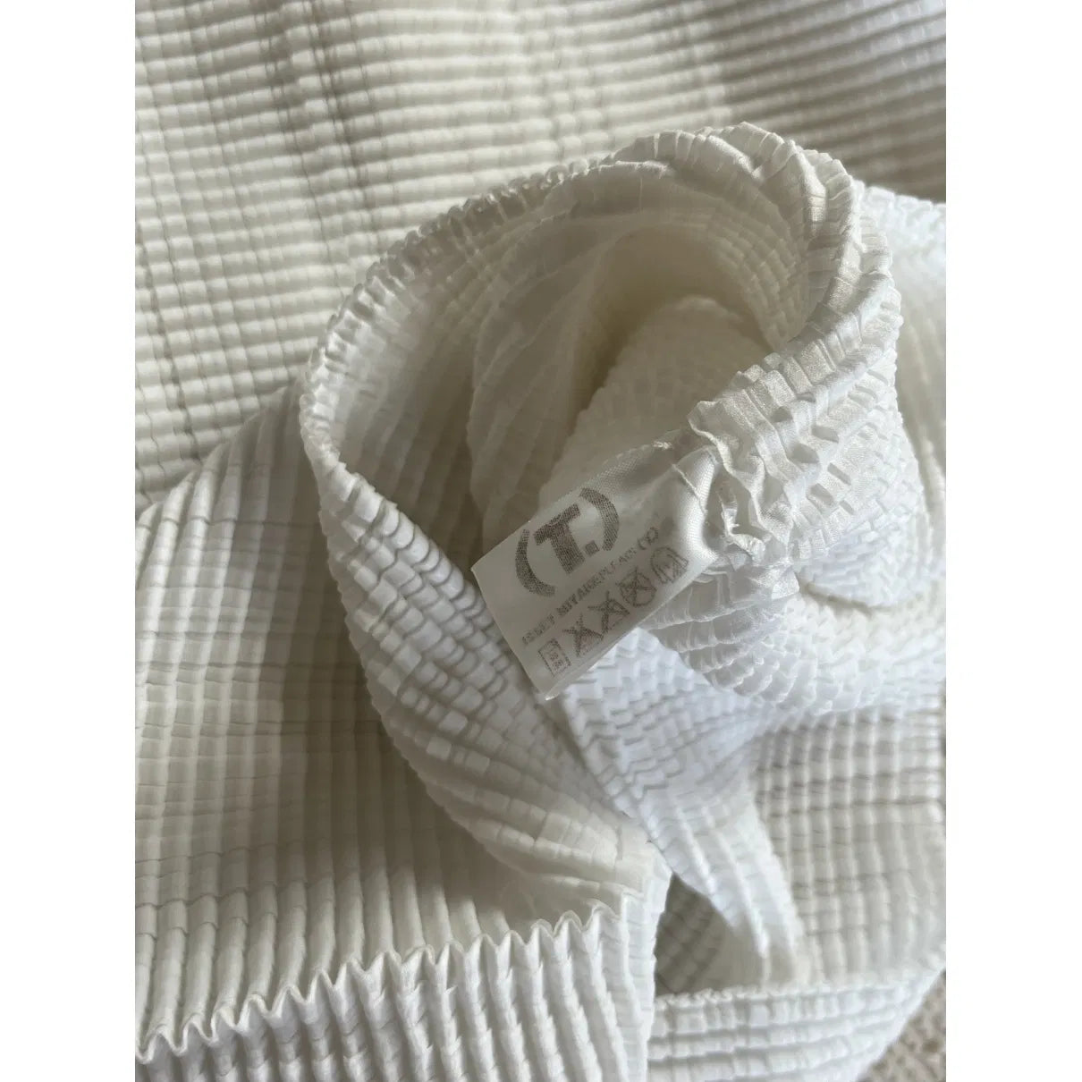 Pleated turtleneck in white