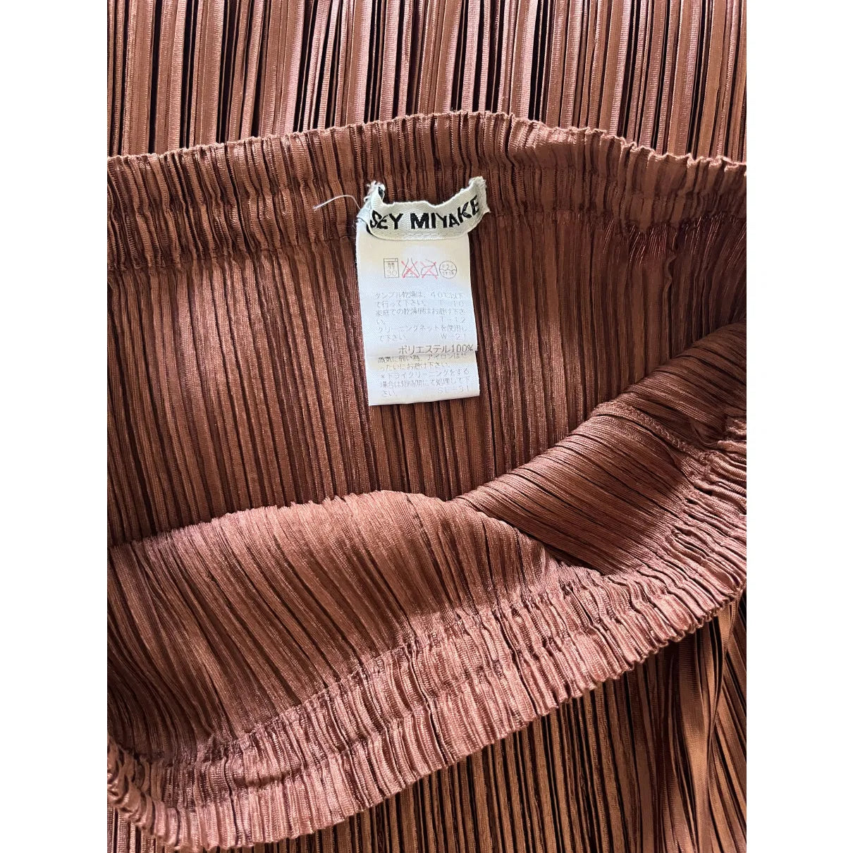 Pleated maxi skirt in brown