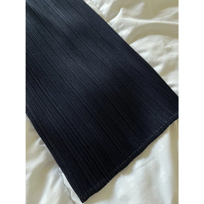 Pleated trousers in navy