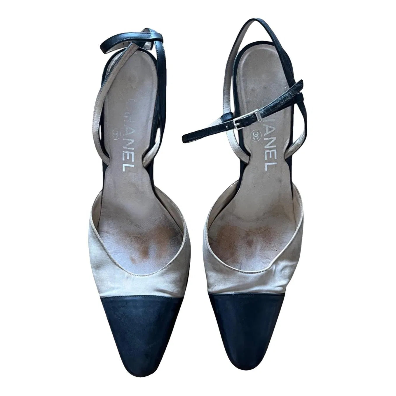 Two-tone pumps in beige and black