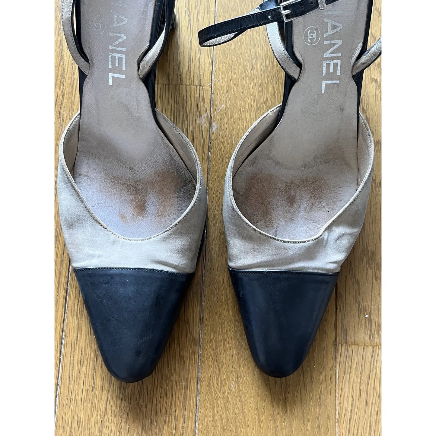 Two-tone pumps in beige and black