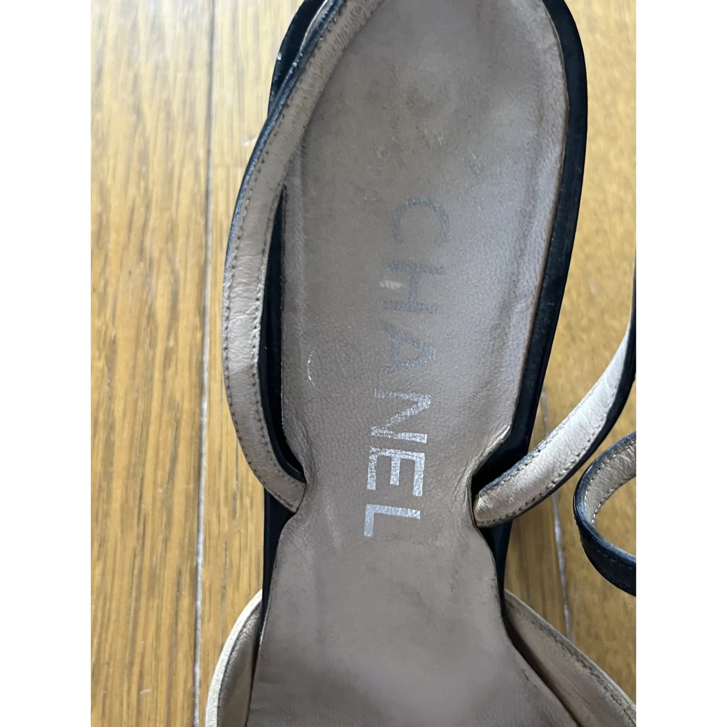 Two-tone pumps in beige and black