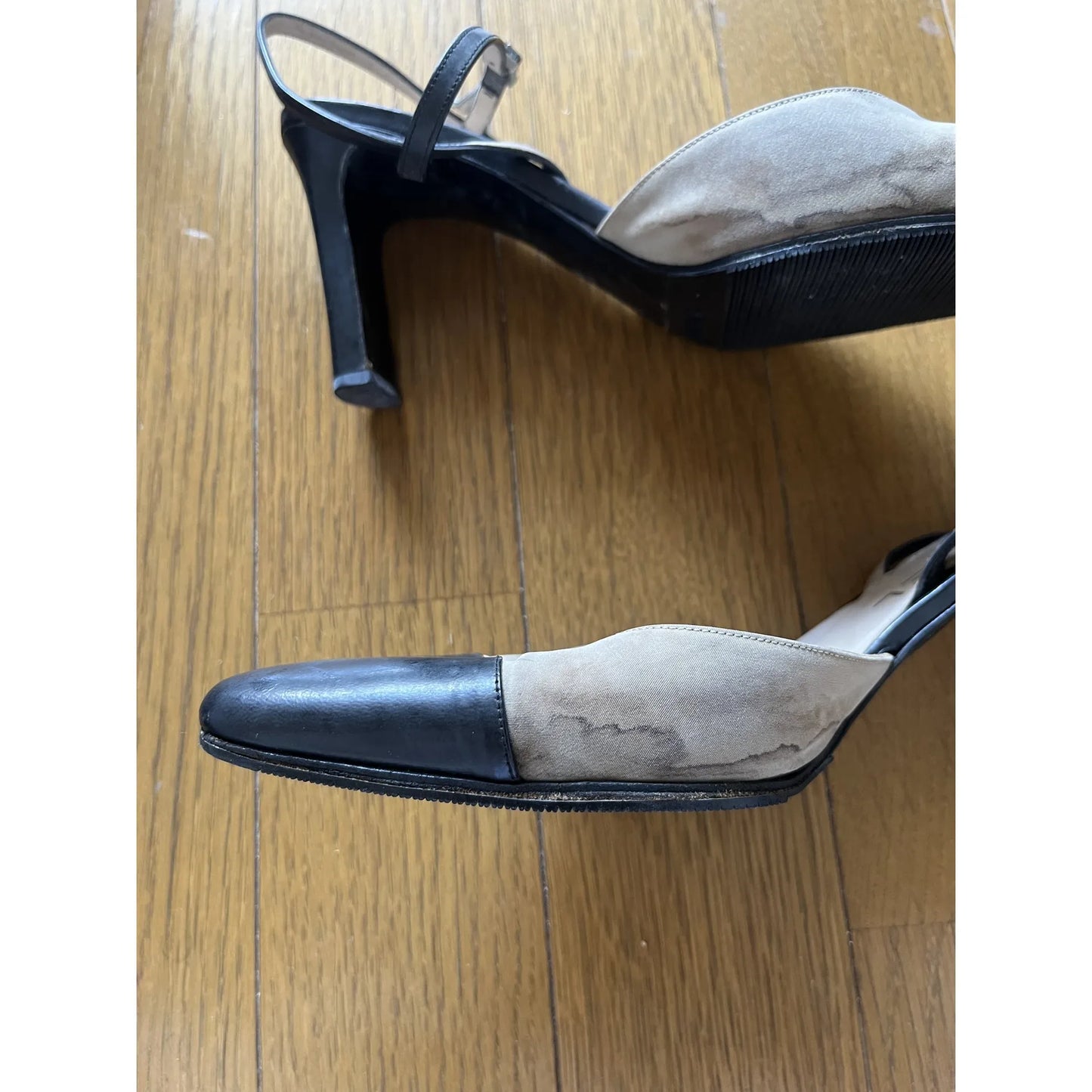 Two-tone pumps in beige and black