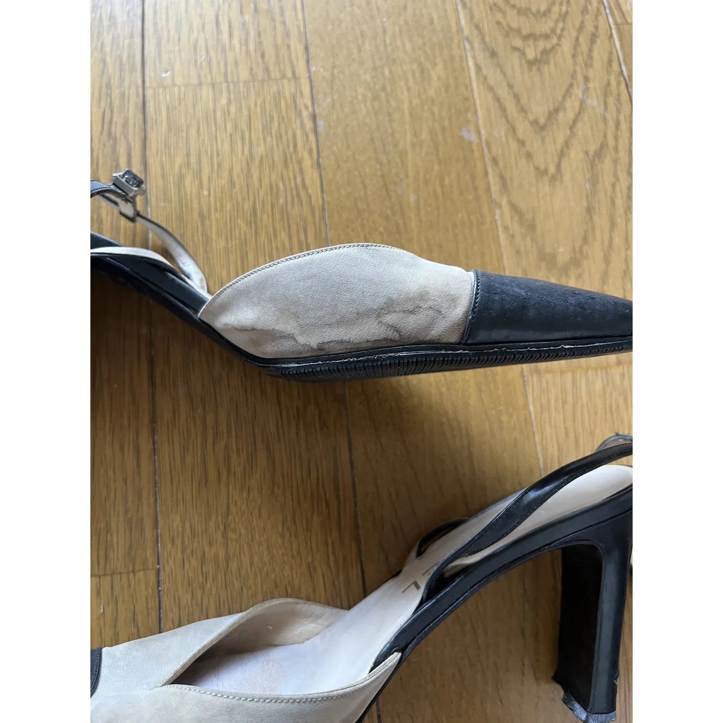 Two-tone pumps in beige and black