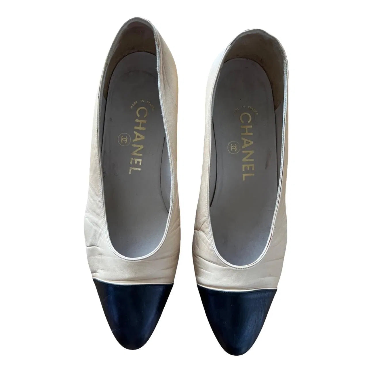 Two-tone hand-finished pumps in beige
