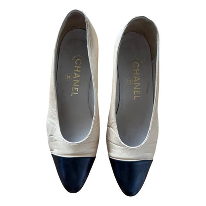 Two-tone hand-finished pumps in beige