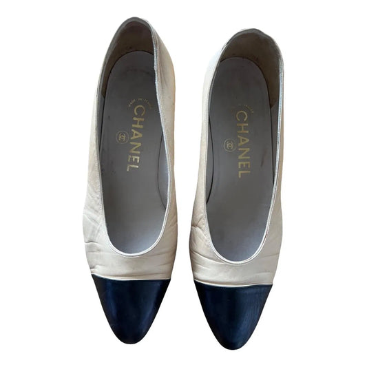 Two-tone hand-finished pumps in beige