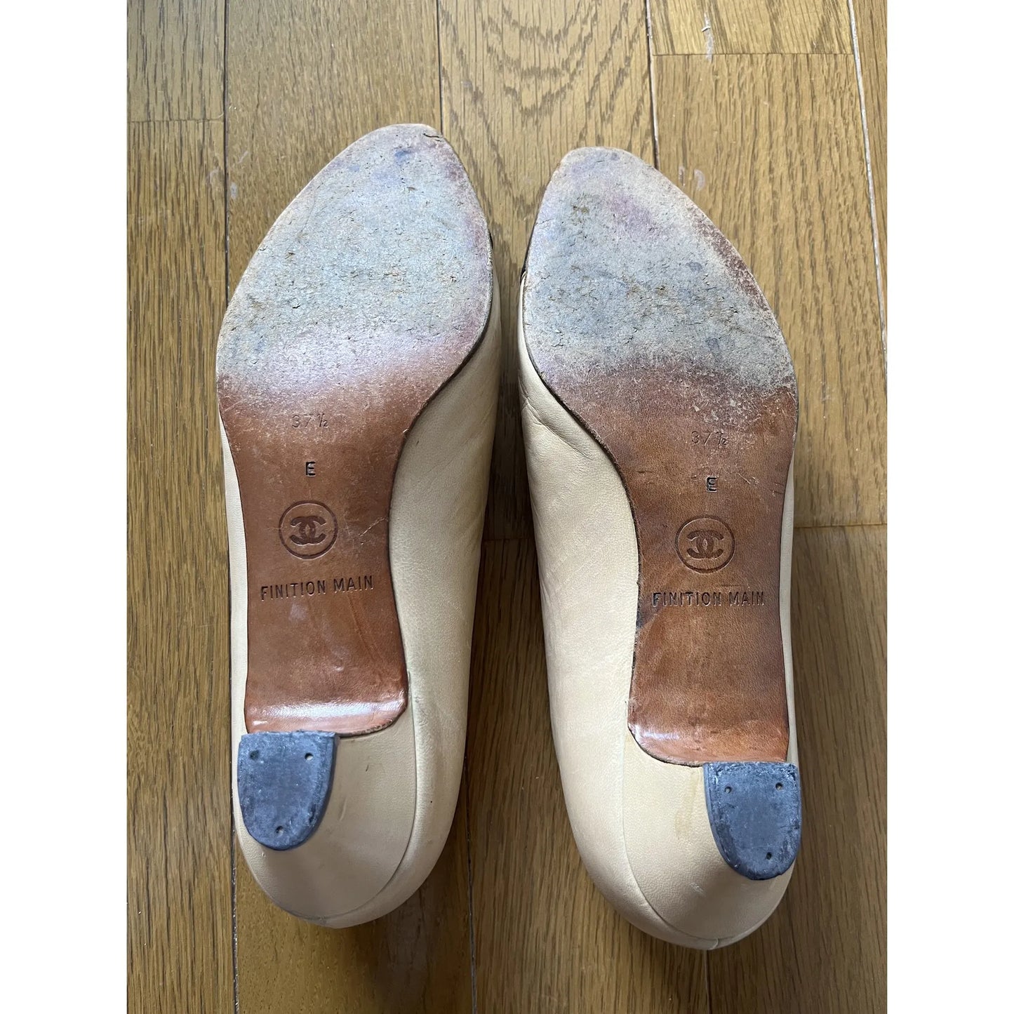Two-tone hand-finished pumps in beige