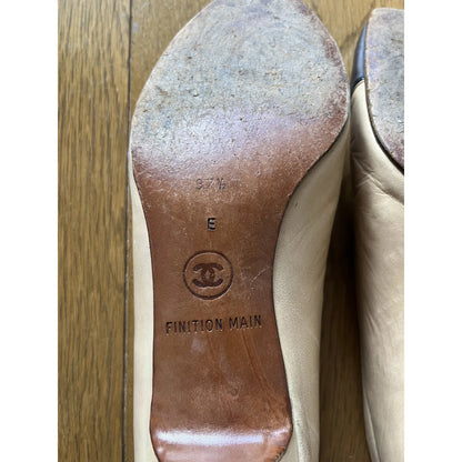 Two-tone hand-finished pumps in beige