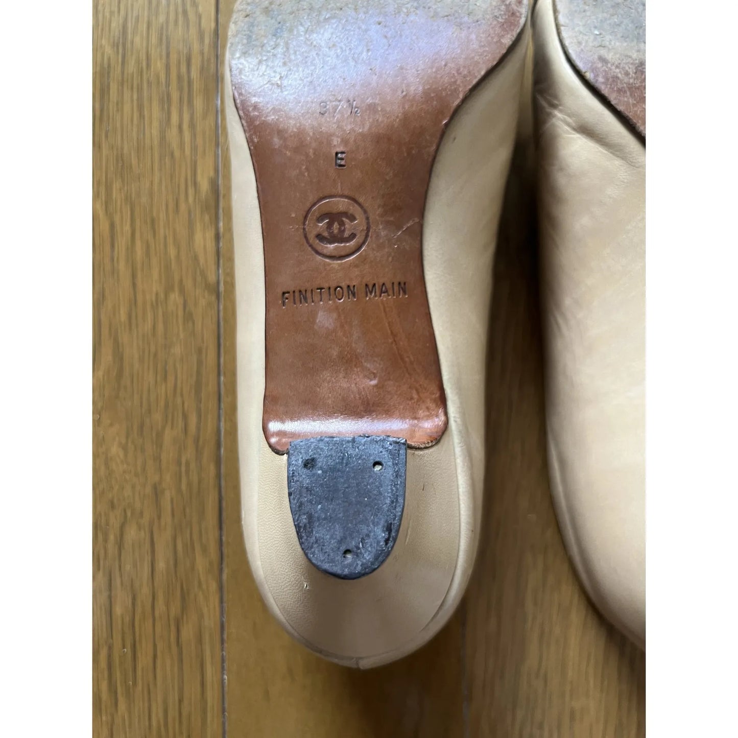 Two-tone hand-finished pumps in beige