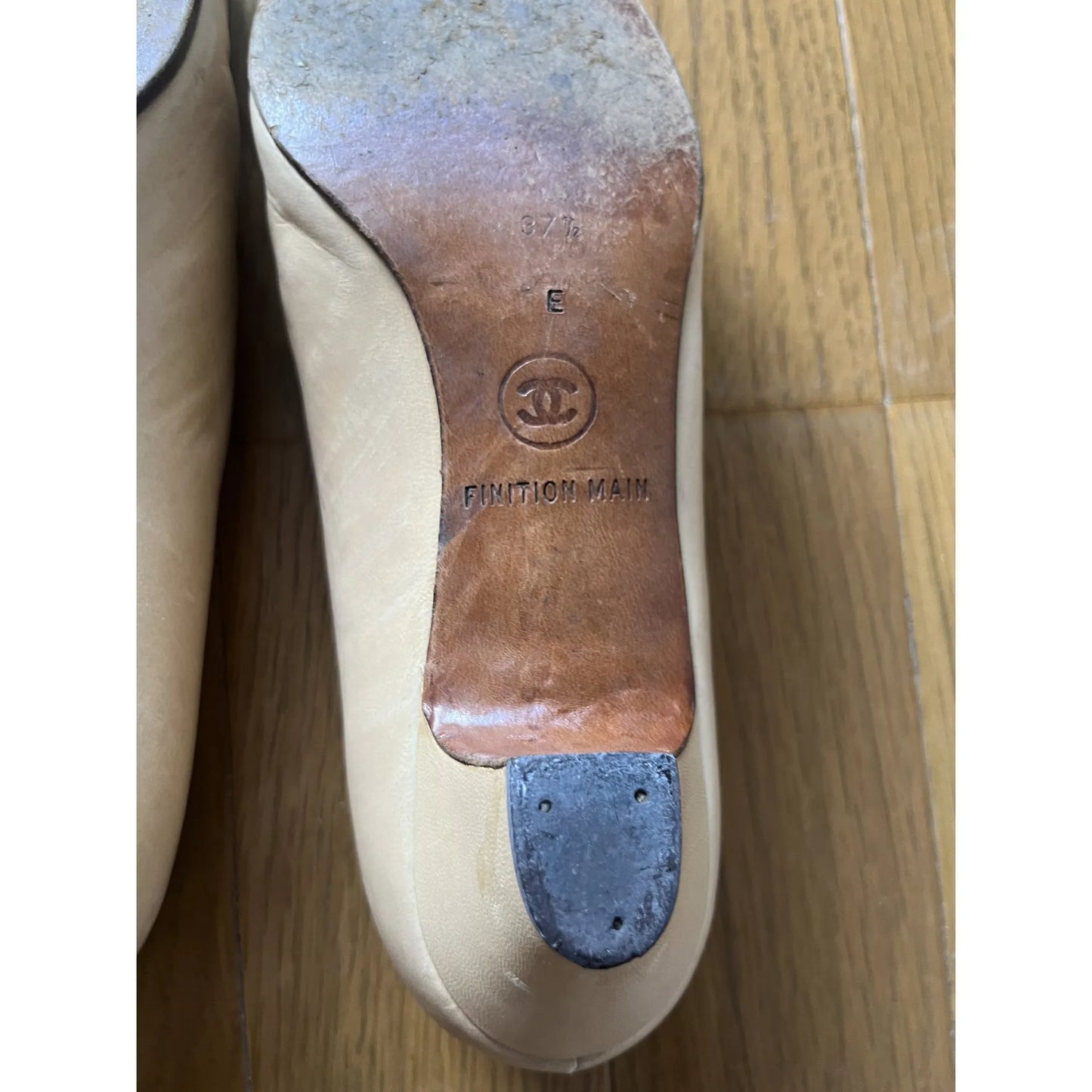 Two-tone hand-finished pumps in beige