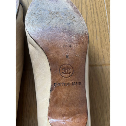 Two-tone hand-finished pumps in beige