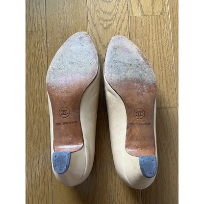 Two-tone hand-finished pumps in beige