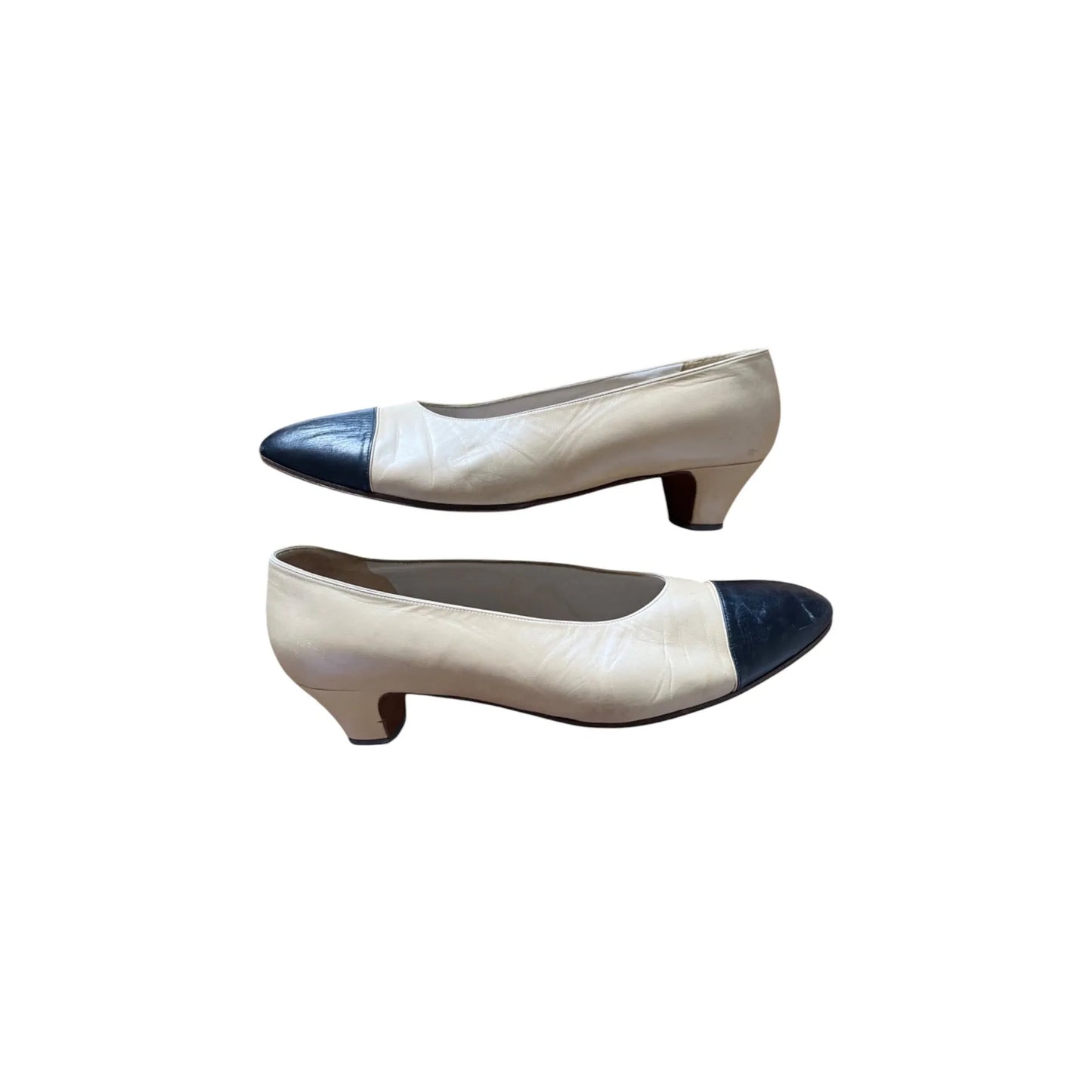 Two-tone hand-finished pumps in beige