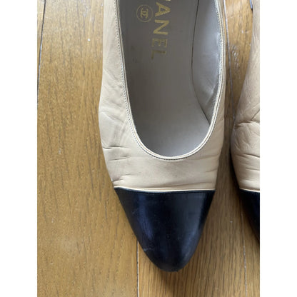 Two-tone hand-finished pumps in beige