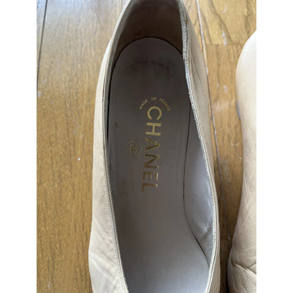 Two-tone hand-finished pumps in beige