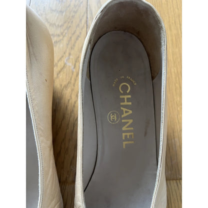 Two-tone hand-finished pumps in beige