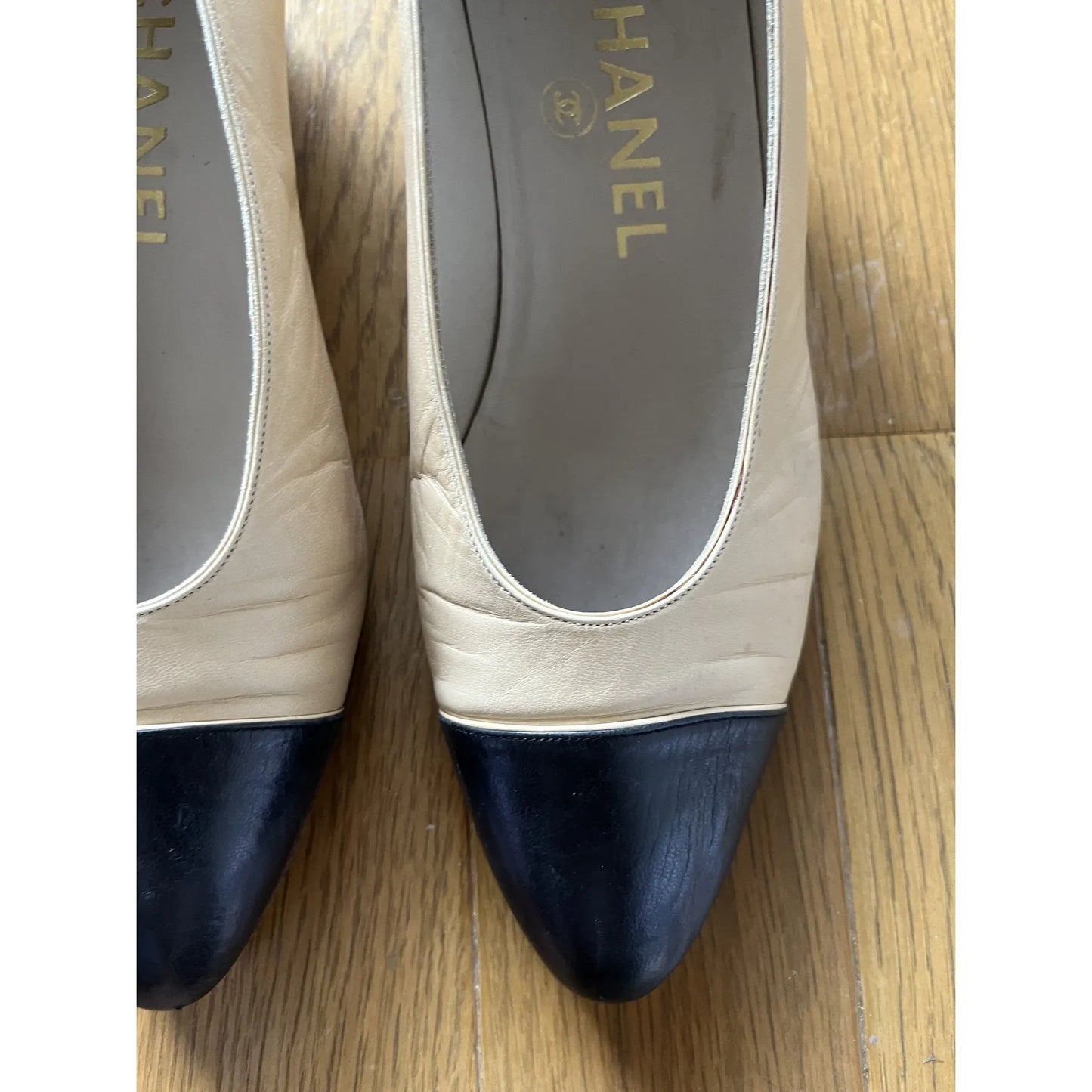 Two-tone hand-finished pumps in beige
