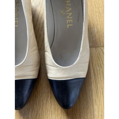 Two-tone hand-finished pumps in beige