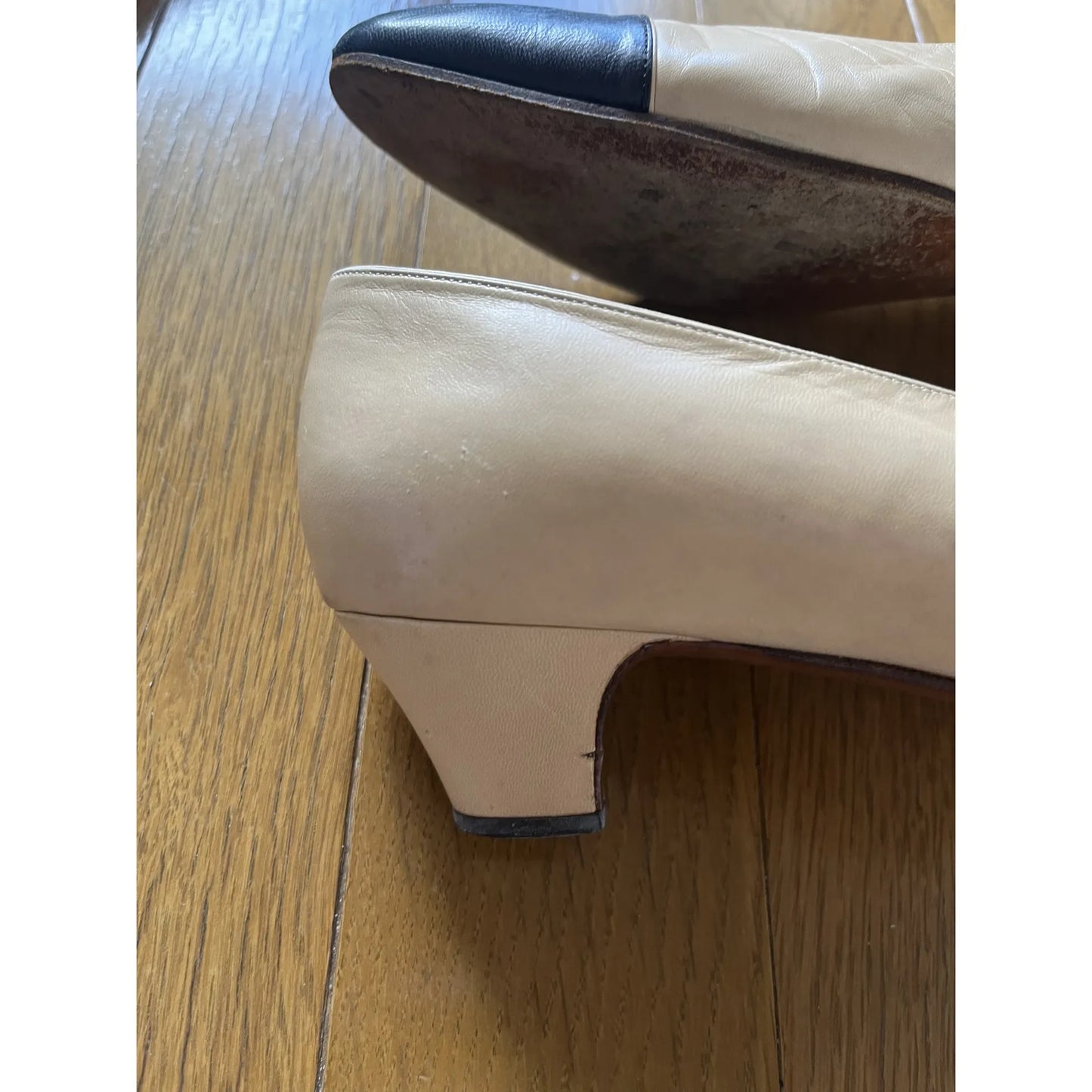 Two-tone hand-finished pumps in beige