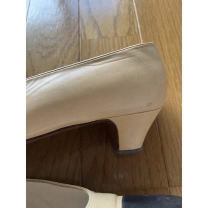 Two-tone hand-finished pumps in beige