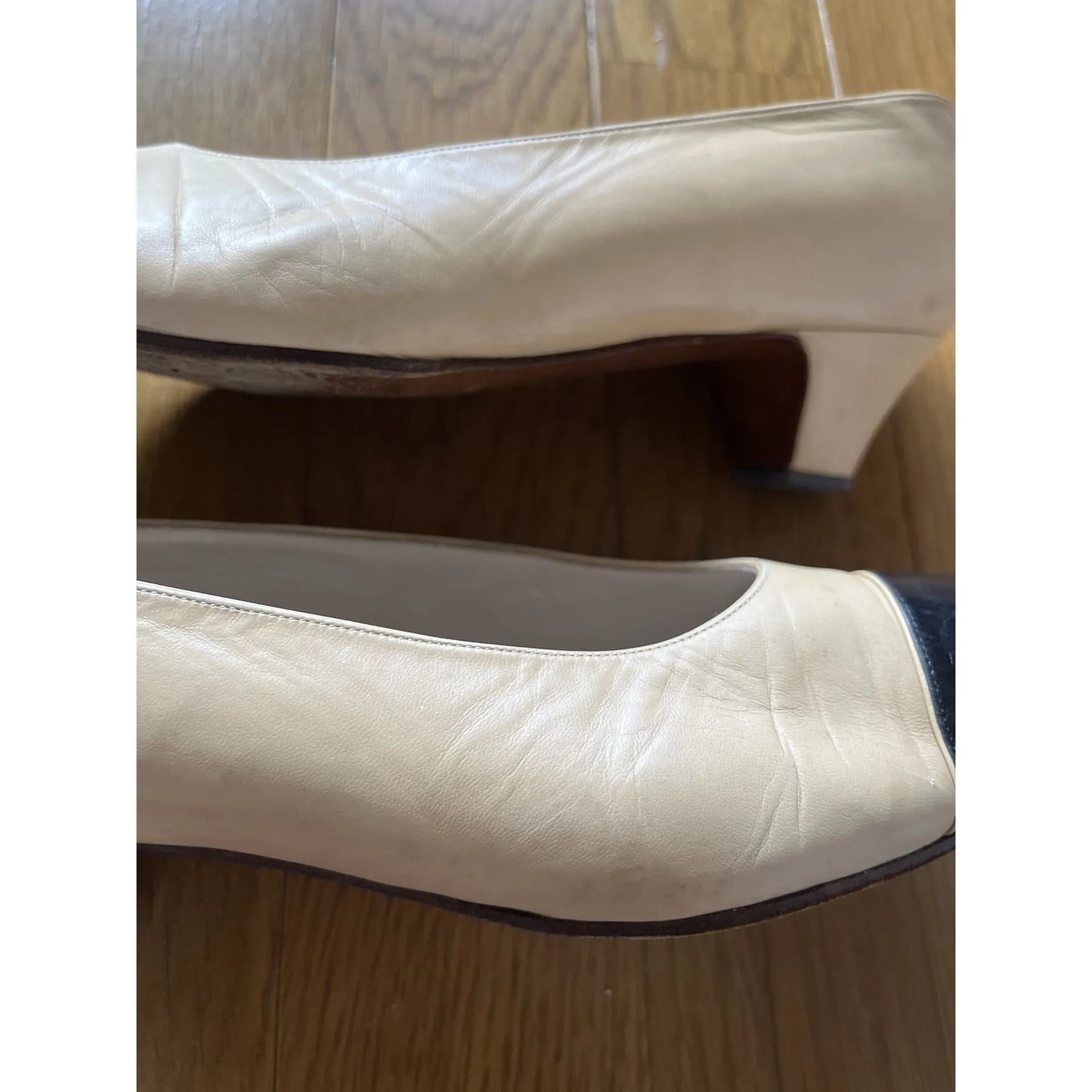 Two-tone hand-finished pumps in beige
