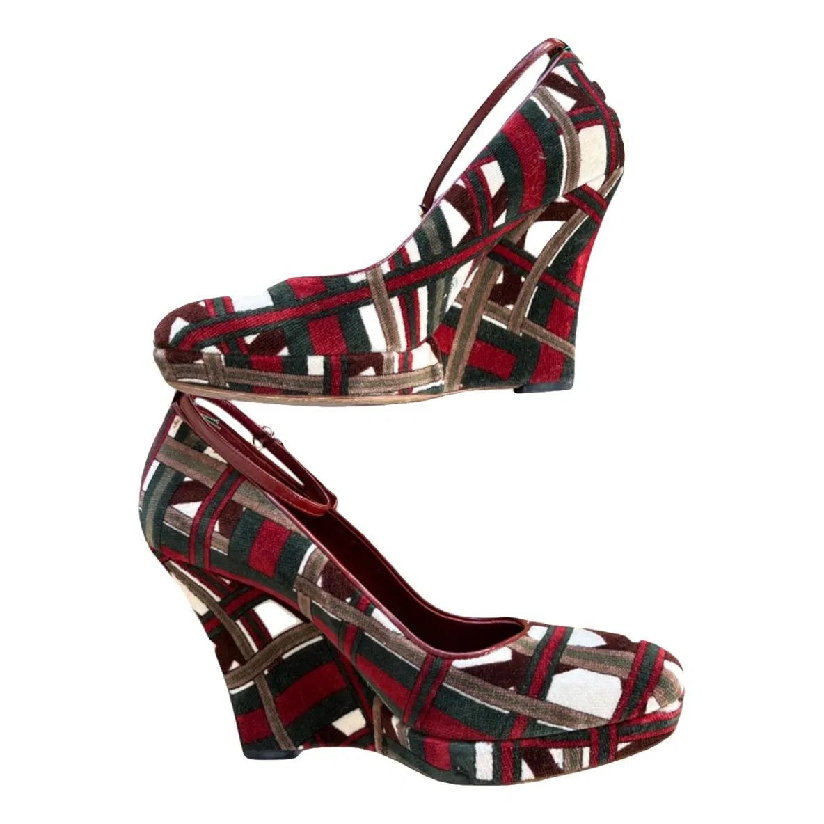 Platform pumps in red velvet
