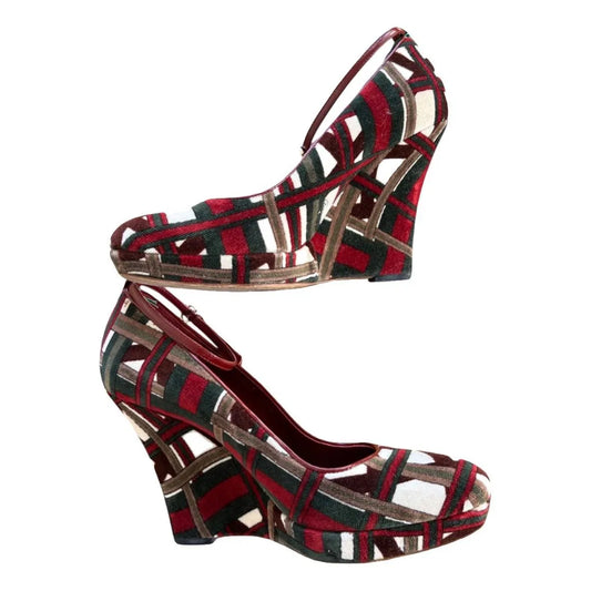 Platform pumps in red velvet