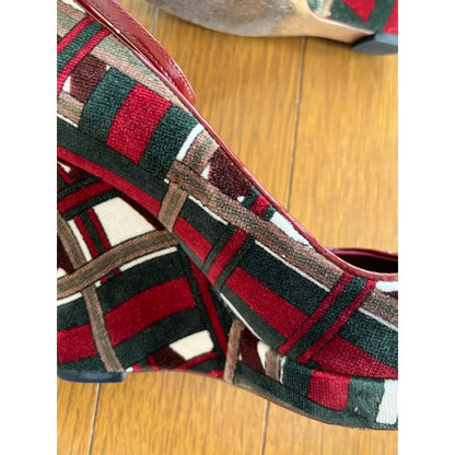 Platform pumps in red velvet