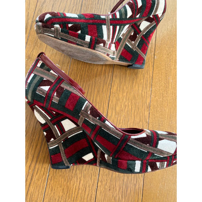 Platform pumps in red velvet