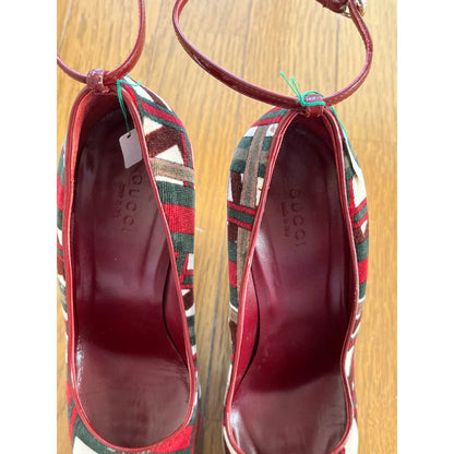 Platform pumps in red velvet