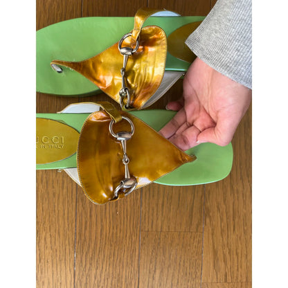 Thong sandals in green and gold