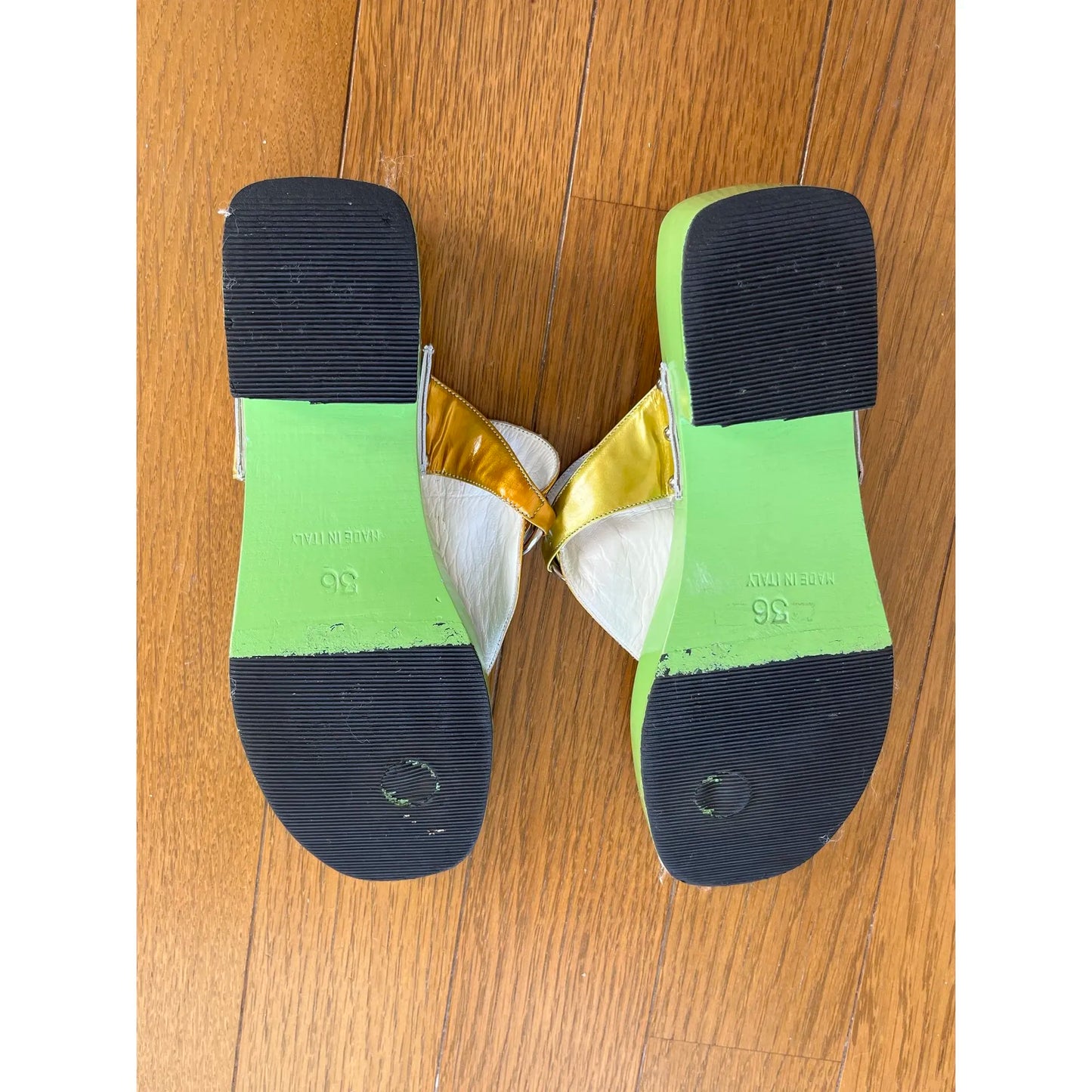 Thong sandals in green and gold